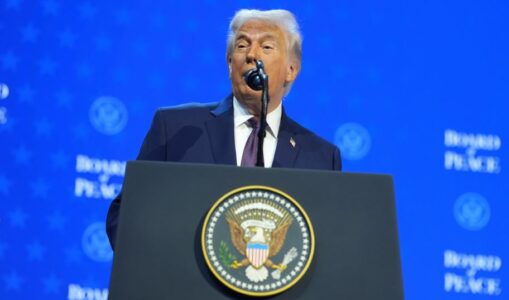 Bordi i Paqes | Trump nis fjalimin, përmend sërish ndaljen e luftërave, mes tyre Kosovë–Serbi