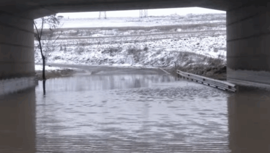 Disa rrugë ende të pakalueshme për shkak të reshjeve