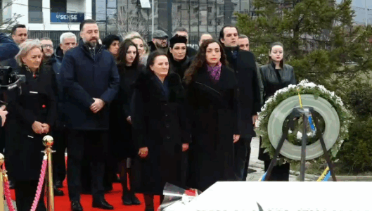 Osmani me familjen Rugova dhe korin diplomatik homazhe tek varri i Presidentit Historik