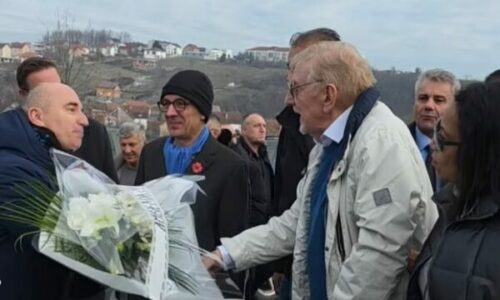 27 vjetori i Masakrës së Reçakut, William Walker nderon 45 shqiptarët e vrarë