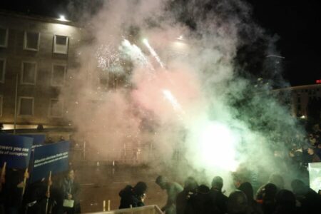 Katër orë protestë në Tiranë: Hidhen dhjetëra molotovë, policia kundërpërgjigjet me gaz lotsjellës, 16 policë të lënduar