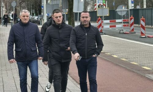 Pas pak seanca në Hagë, familjarë dhe politikanë mblidhen në oborrin e Speciales