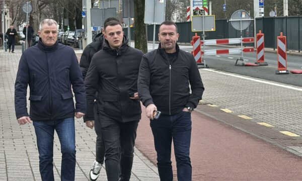 Pas pak seanca në Hagë  familjarë dhe politikanë mblidhen në oborrin e Speciales