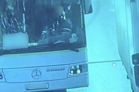 Prishtinë: U kap duke përdorur telefonin për herë të dytë gjatë vozitjes, i merret leja për 3 muaj dhe gjobitet me 200 euro shoferi i autobusit