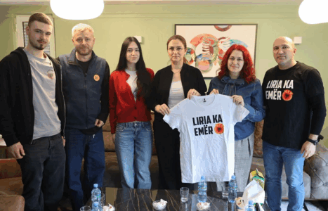 “Liria ka Emër” viziton familjen e Rexhep Selimit: Solidaritet dhe thirrje për lirim të çlirimtarëve