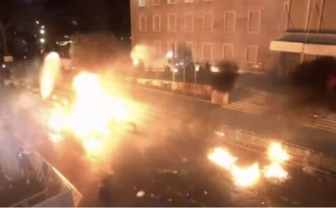 Eskalon situata në Tiranë, kryeministria sulmohet me koktej molotovi