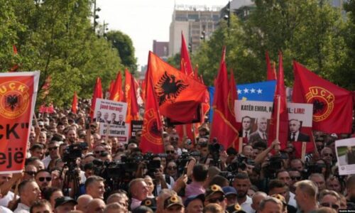 18-vjetori i shtetësisë gjen Kosovën mes festës dhe protestës