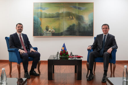 Kurti e ngrit ish-zëdhënësin e Qeverisë në detyrë – e emëron në pozitën e zv.ministrit të parë të Arsimit dhe Shkencës