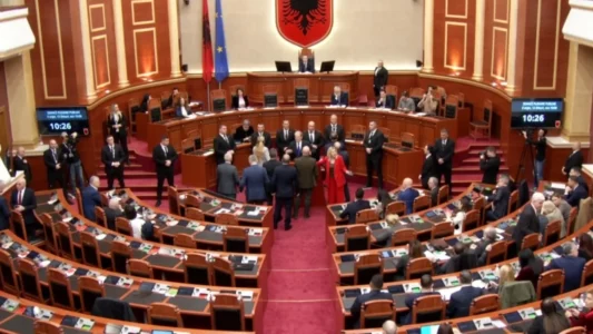 Berisha dhe deputetët e PD’së bllokuan foltoren, Peleshi: Kthehemi kur të vendoset rendi në sallë