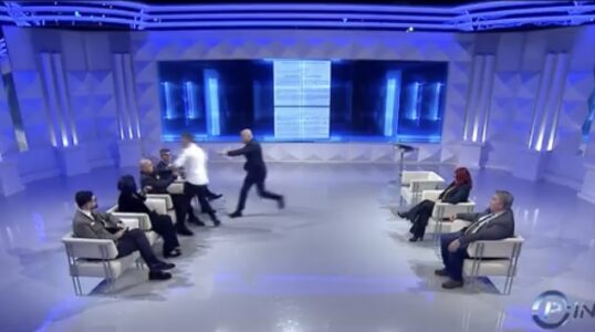 “Kujna i thu rrenc”, “la**er”- Kërset grushti Live, Berat Buzhala godet Albatros Rexhajn