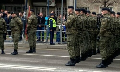 Ushtarët gati për parakalimin derisa presin krerët institucionalë ta kryejnë seancën solemne