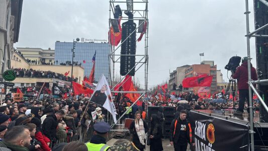 Ish-krerët e UÇK-së po e ndjekin marshin madhështor nga Haga