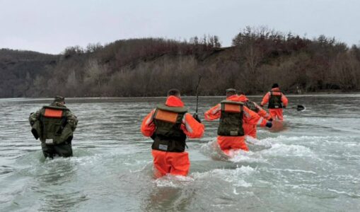 Vazhdojnë kërkimet për gjetjen e 31-vjeçarit në lumin Mat, FSK lëshojnë dron