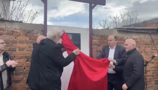 Zbulimi i pllakës “Kujtesë”, në shtëpinë e komandant Isak Qolli – u formua një nga celulat e para të UÇK-së