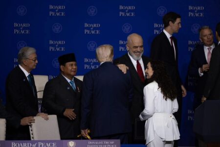 Rama publikon fotot nga Bordi i Paqes: Disponim i mirë mes tij, Trump dhe Osmanit