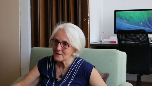 Nëna e Donika Gërvallës me qëndrim skandaloz: I pëlqen pretendimet se Hashim Thaçi kishte organizuar skemë të vrasjeve