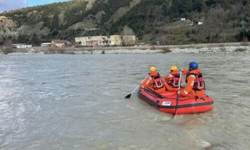 Dyshohet se një 42 vjeçar është hedhur në lumin Osum