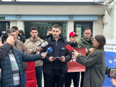 Studentët e UP-së kërkojnë drejtësi të barabartë për ish-pjesëtarët e UÇK-së para Zyrave të BE