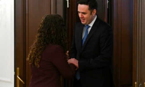 Osmani i nis konsultimet me partitë për Bordin e Paqes, Abdixhiku i shkon i pari, i jep mbështetje të plotë