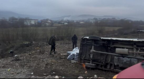 Aksident në rrugën Podujevë-Prishtinë, rrokulliset një furgon (VIDEO)