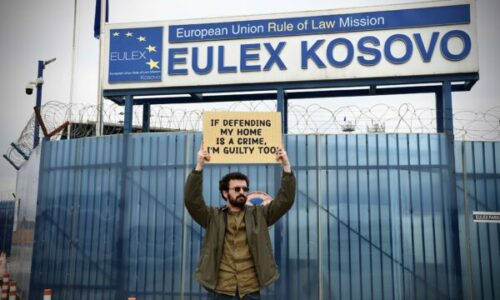Trimi me parullë me aksion simbolik para EULEX-it: Nëse me mbrojtë shtëpinë time është krim, atëherë edhe unë jam fajtor!
