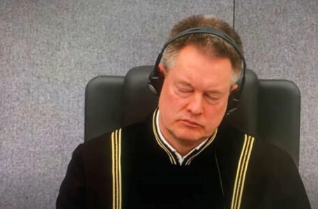 Gjyqtarin e Speciales e zë gjumi, derisa avokati i Veselit po e jepte fjalën përfundimtare