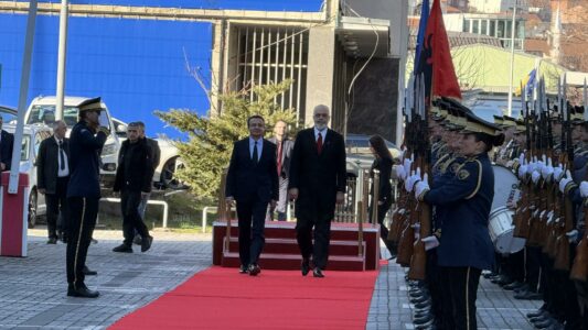 Kryeministri Kurti e pret Ramën me ceremoni solemne në Qeveri