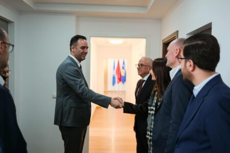 Konjufca hyn në zyre të MPJ’së si Kryediplomat, pritet nga Gërvalla
