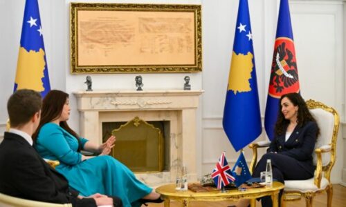 Kearns në Prishtinë për 18 vjetorin e pavarësisë: Aleatët t’i qëndrojnë afër Kosovës, ambiciet imperialiste po rreizkojnë Ballkanin