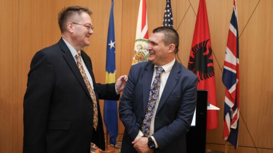 Abott e sjell ish-kreun e SPAK-ut në Prishtinë, Dumani iu mban ligjeratë gjyqtarëve, prokurorëve e policëve