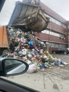 Kamioni i pastrimit hedh mbeturinat para objektit të Komunës së Fushë Kosovës