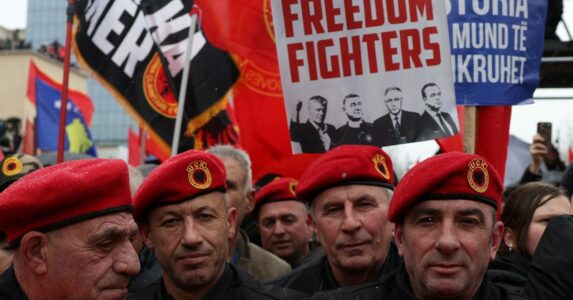 Marshi “Drejtësi jo politikë”, Reuters: Protestuan mijëra persona, shumë prej tyre mbanin uniformën e UÇK’së