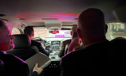 Edi Rama rrugës për takimin e Bordit të Paqes në SHBA, një nga ministrat e tij publikon fotografinë