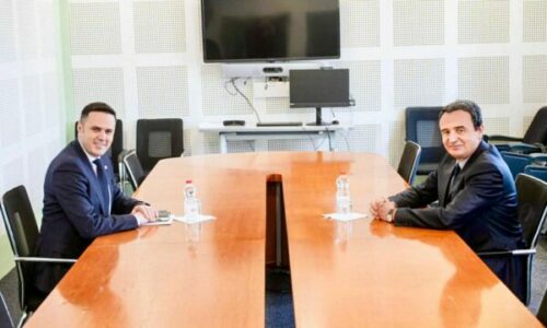 Publikohet fotografia nga takimi Kurti-Abdixhiku: Hatërmbetjet e kaluara harrohen, të dy duken në disponim të mirë