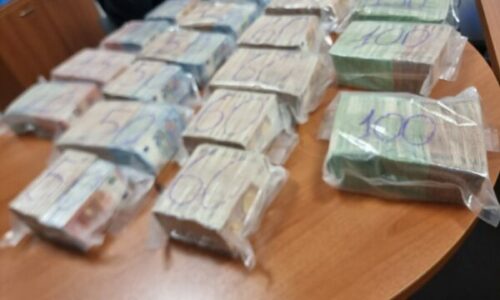 Dogana e Kosovës gjen rreth 1 milion euro të padeklaruara në një veturë në Merdar