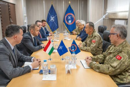 Emisari special i Viktor Orban në Prishtinë, KFOR njofton për një takim në selinë e tyre