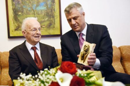 Hamza poston fotografi të Thaçit me Demaçin: Patriotëve që bënë histori në vendin tonë