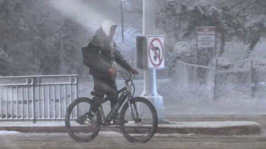 Cikloni bombë “ngrin” Nju Jorkun –  Mijëra fluturime të anuluara, shkolla të mbyllura e borë rekord