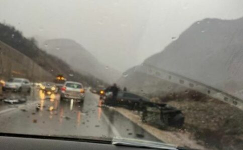 Aksident i rëndë në Rrugën e Arbrit, tre të lënduar pas përplasjes me kamionin