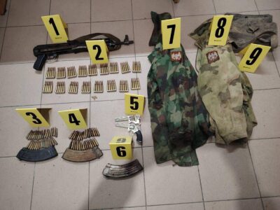 Aksion i policisë në veri: Konfiskohen armë, granata dhe emblema serbe