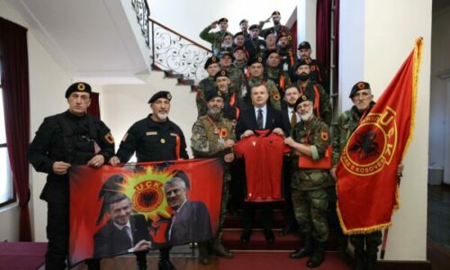 ‘‘Foto e ditës’’, Taulant Balla pret në takim veteranët e UÇK-së