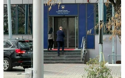 Kurti e Abdixhiku në takim, Ambasadori i BE-së futet në objektin e Qeverisë së Kosovës