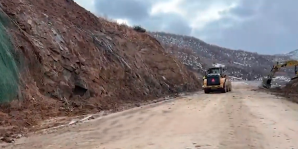 Bllokohet sërish aksi Qukës–Qafë Plloçë pas rrëshqitjes së dheut dhe gurëve