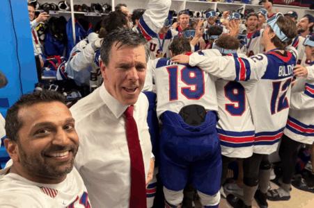 Drejtori i FBI-së feston si i çmendur në dhomat e zhveshjes arin olimpik të SHBA-së (VIDEO)