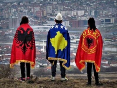 Me flamujt e Shqipërisë, Kosovës dhe UÇK-së, Edi Rama fillon mëngjesin