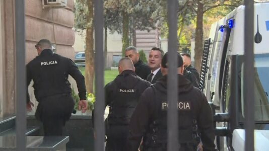 Erion Veliaj mbetet në burg