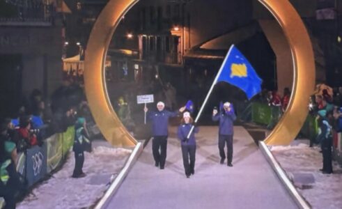 Skitarët e Kosovës parakalojnë në ceremoninë e Lojërave Olimike të dimrit