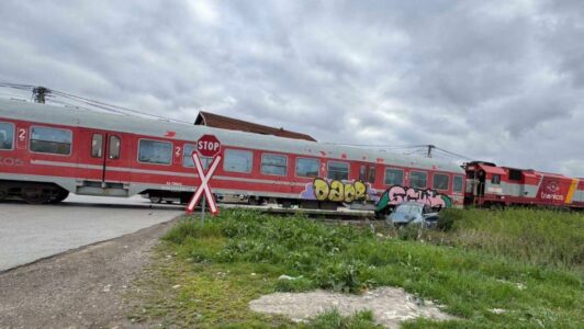 Dy të lënduar nga aksidenti mes trenit dhe një veture në Grabovc