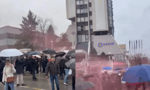 Protestuesit i hedhin ngjyrë të kuqe ndërtesës së KEDS-it