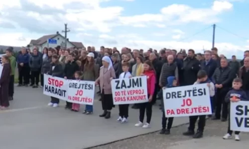 Banorët e dy fshatrave bllokojnë magjistralen Prishtinë–Pejë, kërkojnë zgjidhje për çështjet pronësore